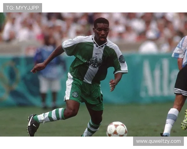 足球巨星精彩瞬间大集合：震撼靓照展现球场英姿与风采